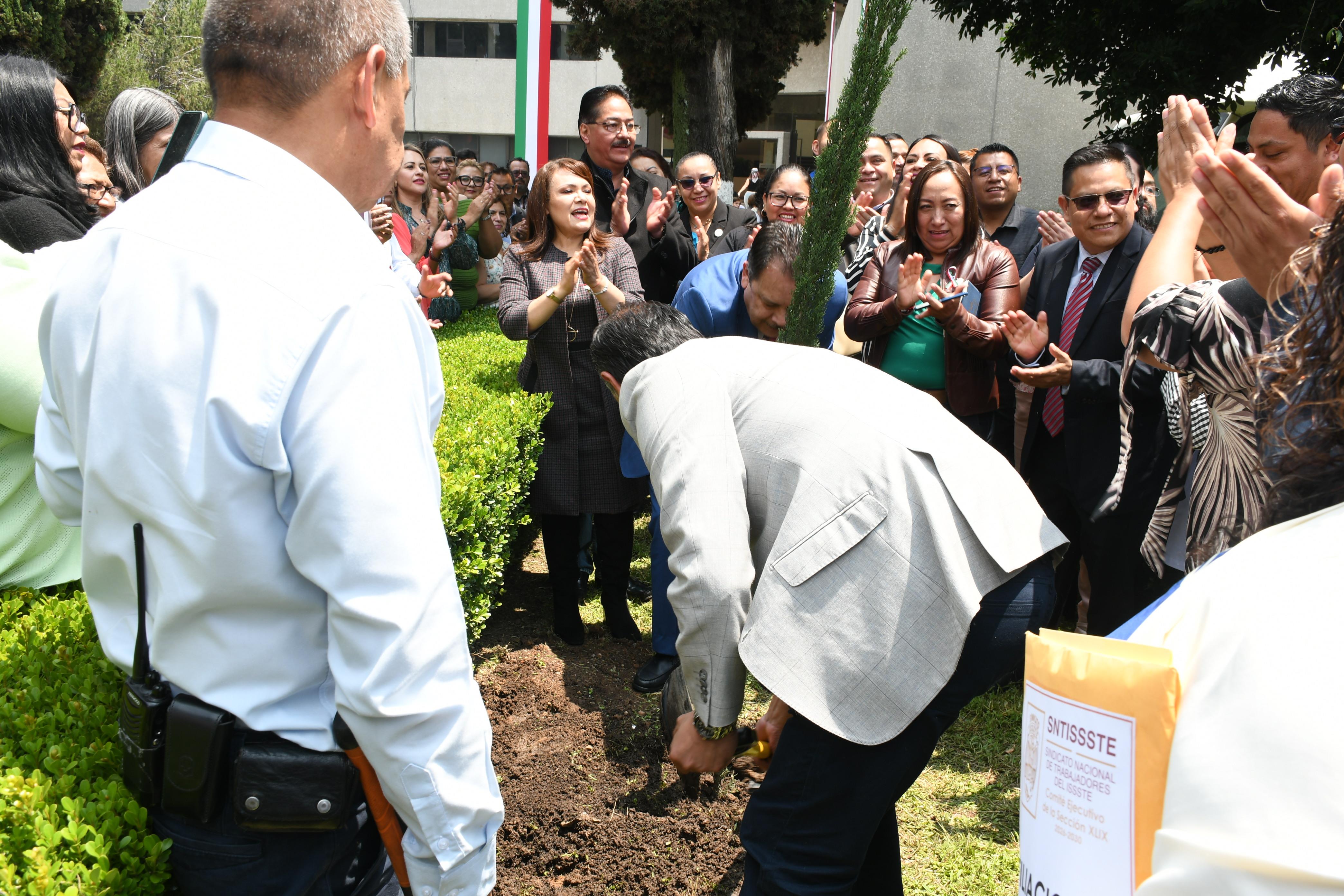 Salutación y Siembra de Pino del HG. "Dra Matilde Petra Montoya Lafragua", Tlahuac, Sección XLIX